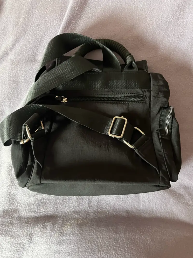 Mochila negra con correas ajustables y bolsillos - 2