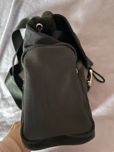 Mochila negra con correas ajustables y bolsillos - miniatura 3