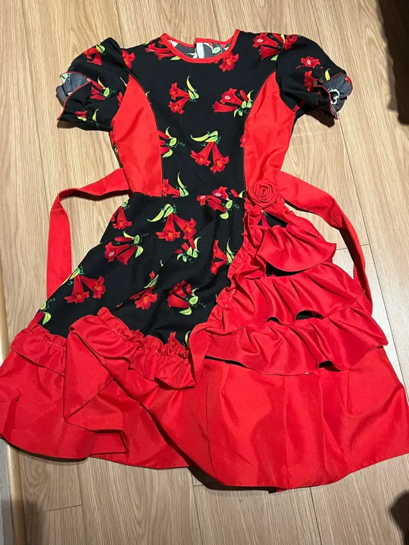Vestido floral rojo y negro con volantes - 1