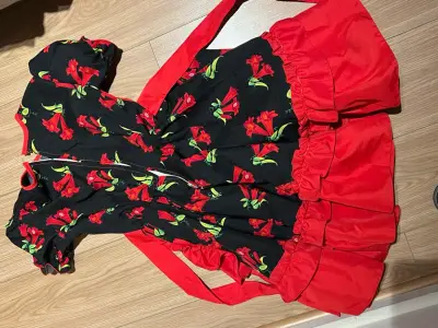 Vestido floral rojo y negro con volantes - miniatura 2