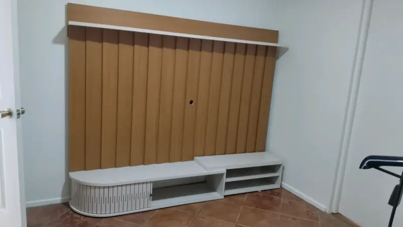 Centro de Entretenimiento Moderno con Puerta Corredera - 4