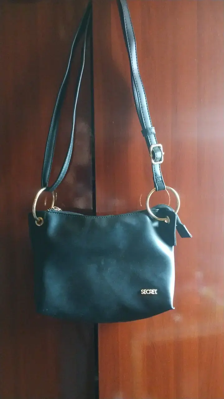 Cartera negra Secret con aros dorados