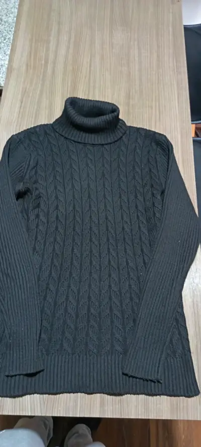 Suéter negro de cuello alto tejido - miniatura 1