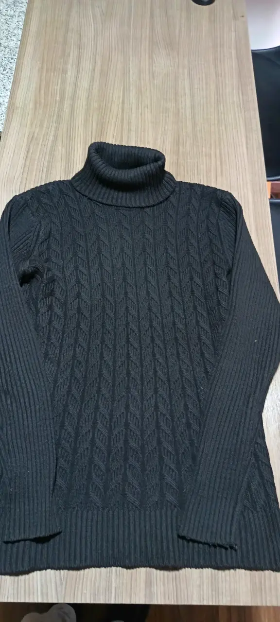 Suéter negro de cuello alto tejido - 2
