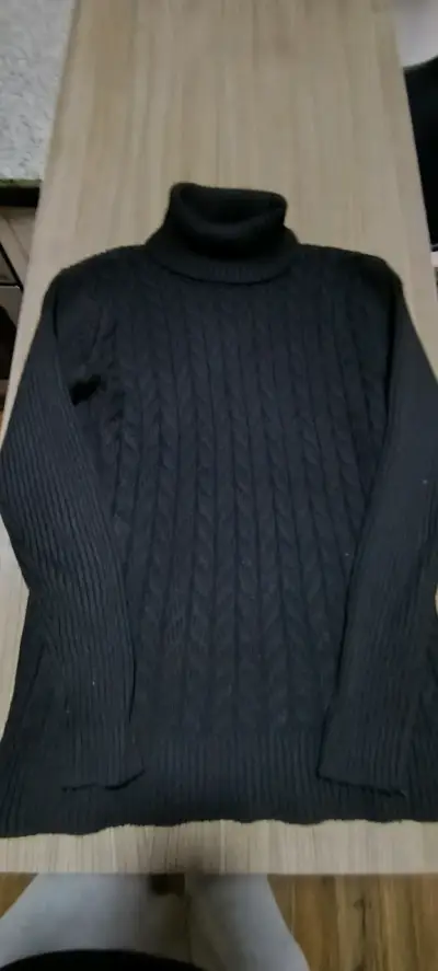 Suéter negro de cuello alto tejido - miniatura 3