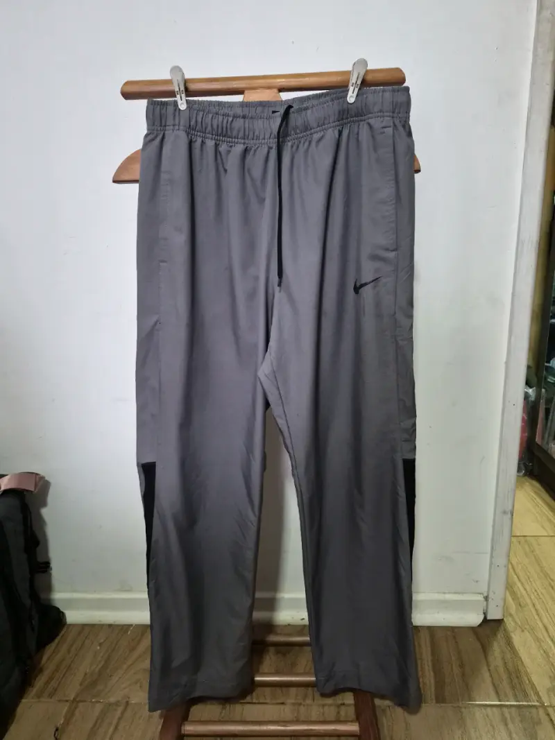 Pantalones deportivos grises Nike para hombre - 1