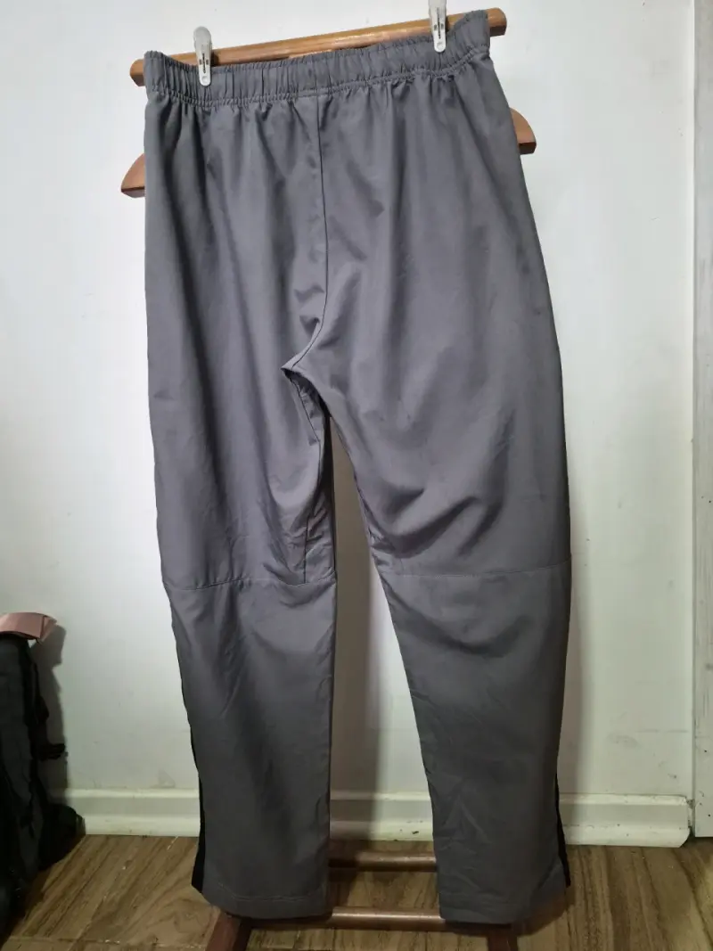 Pantalones deportivos grises Nike para hombre - 2