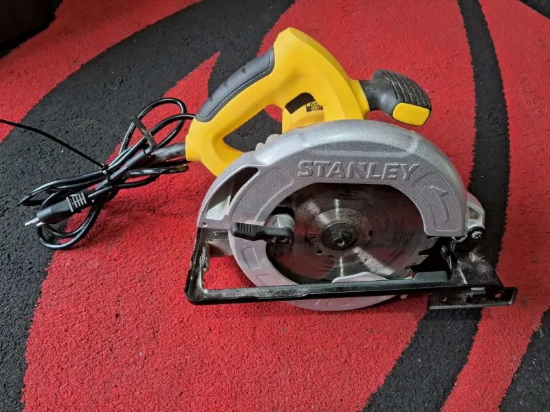 Sierra circular Stanley eléctrica amarilla - 1