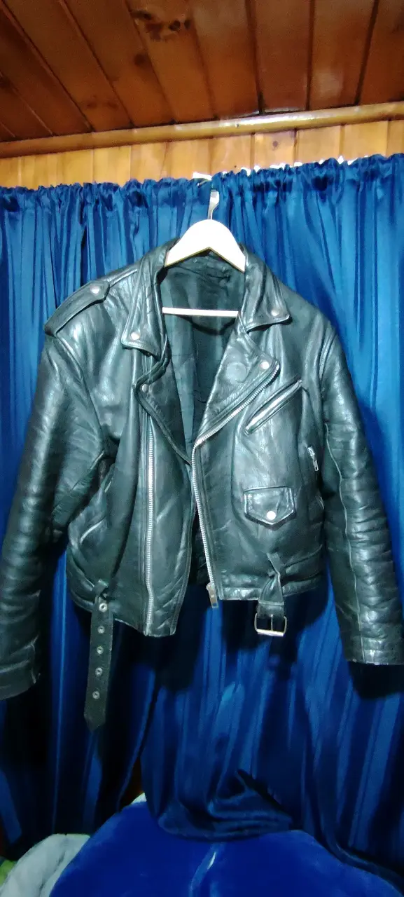 Chaqueta de cuero negra estilo ramonera