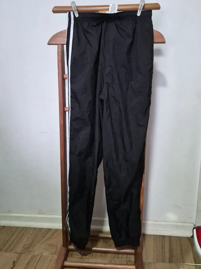Pantalones deportivos negros Adidas con franjas blancas - 1