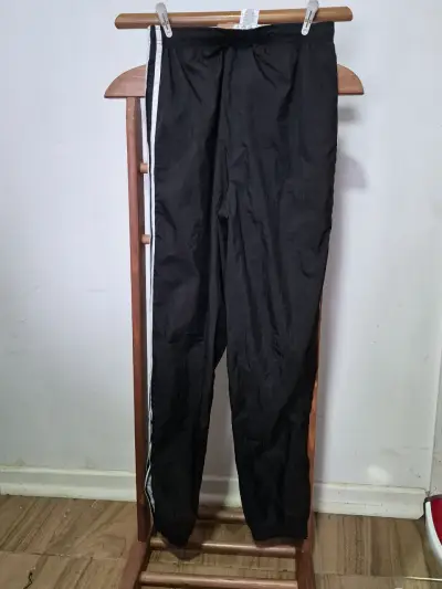 Pantalones deportivos negros Adidas con franjas blancas - miniatura 1