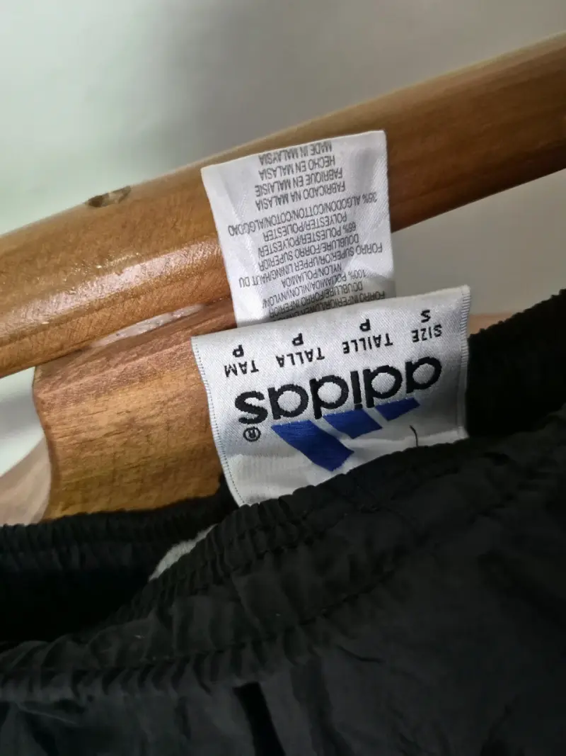 Pantalones deportivos negros Adidas con franjas blancas - 2