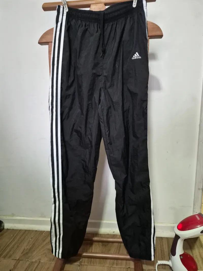 Pantalones deportivos negros Adidas con franjas blancas - 3
