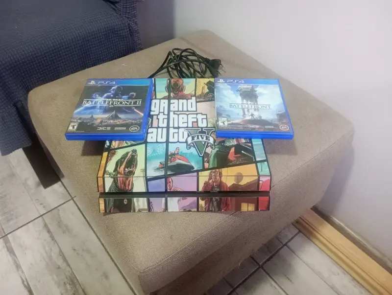 Consola PS4 con juegos Grand Theft Auto y Star Wars