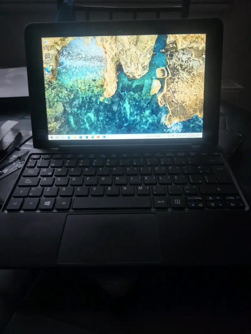 Notebook con Windows 10 y teclado integrado