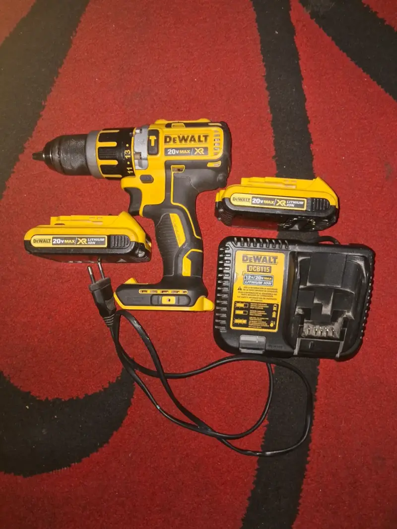 Taladro Inalámbrico DeWalt 20V Max XR con Baterías y Cargador