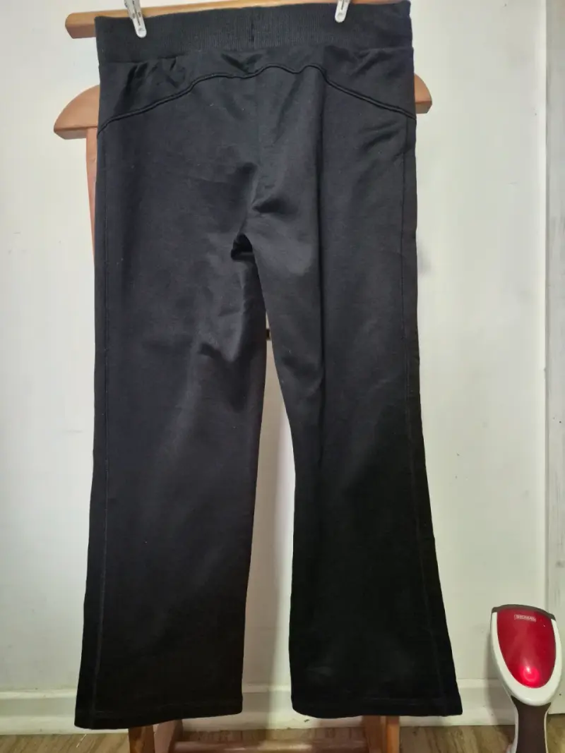 Pantalones deportivos negros Under Armour para mujer - 2
