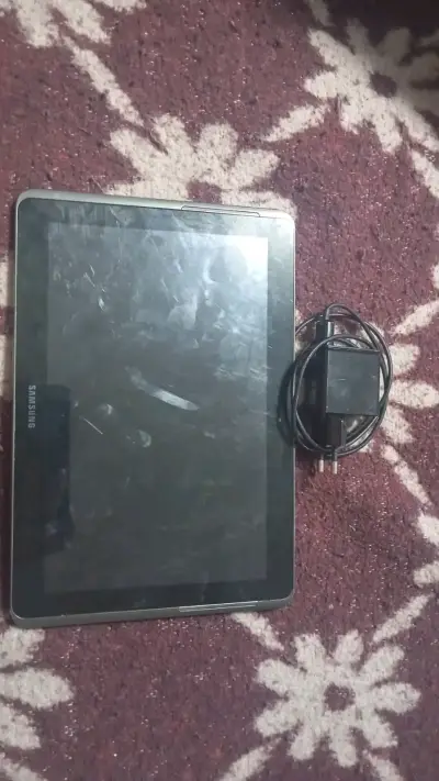 Tablet Samsung con cargador en buen estado - miniatura 1