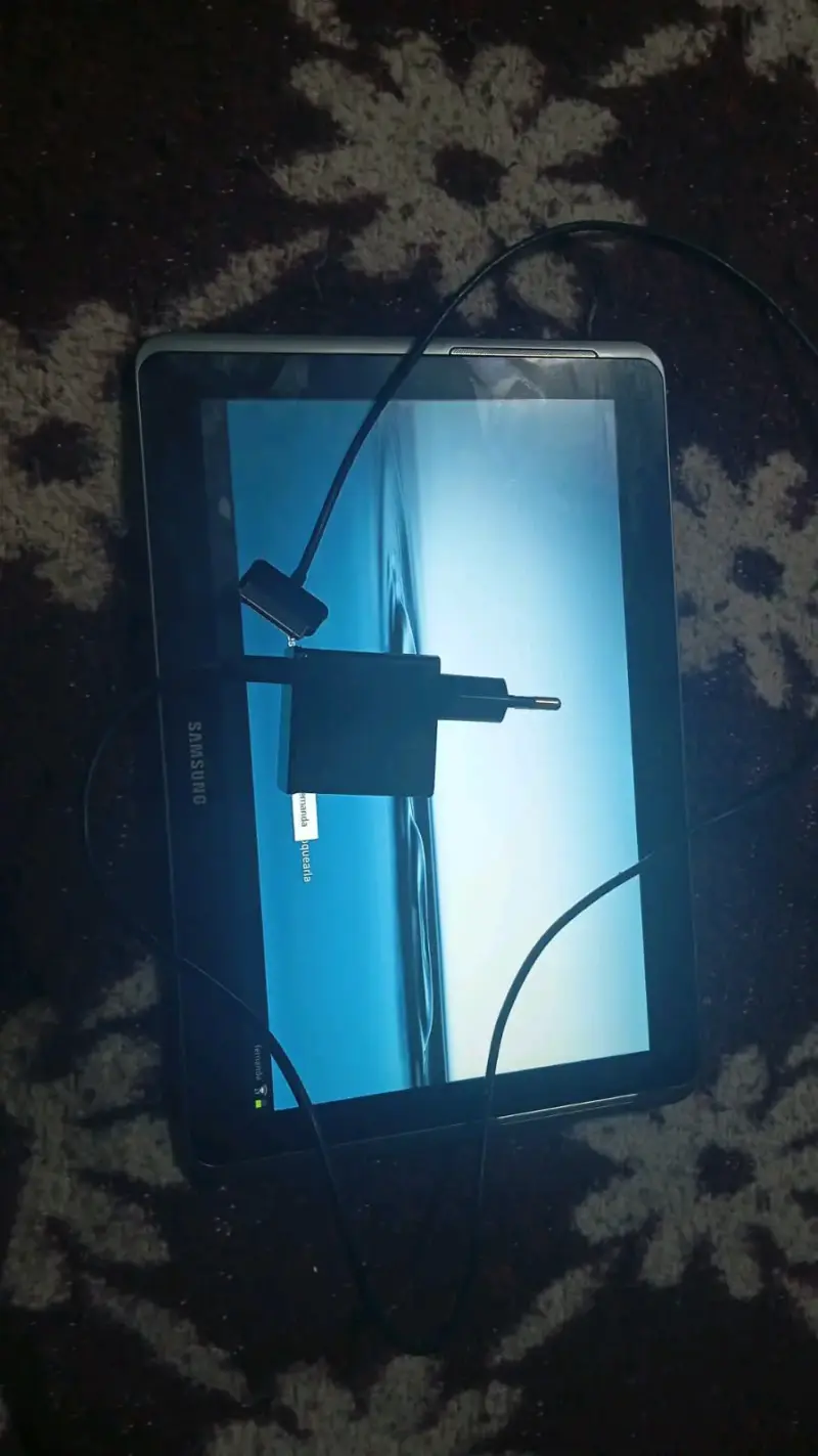 Tablet Samsung con cargador en buen estado - 2