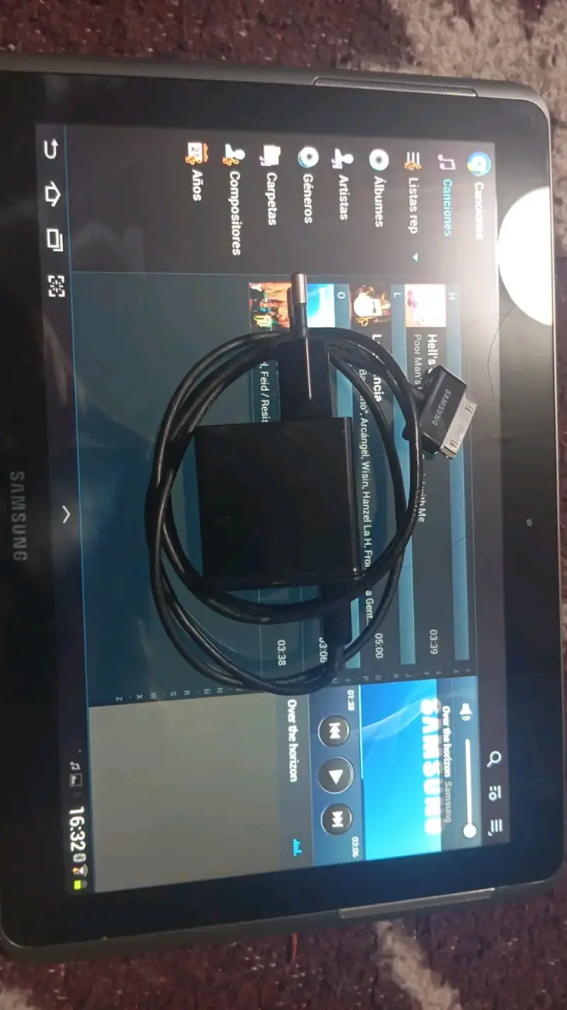 Tablet Samsung con cargador en buen estado - 3