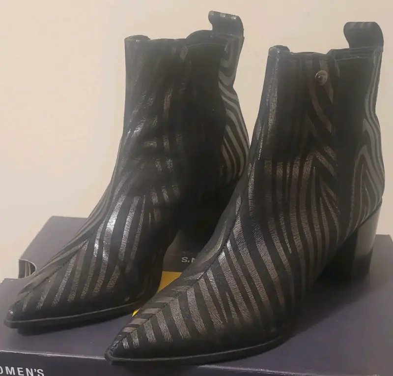 Botines de cuero negro con diseño de rayas