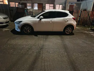 Mazda 2 Hatchback 2015 en buen estado - miniatura 4
