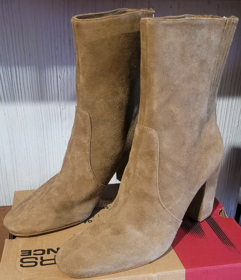 Botines de gamuza color camel con tacón alto