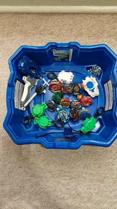 Set de Beyblades con estadio y lanzadores - miniatura 1