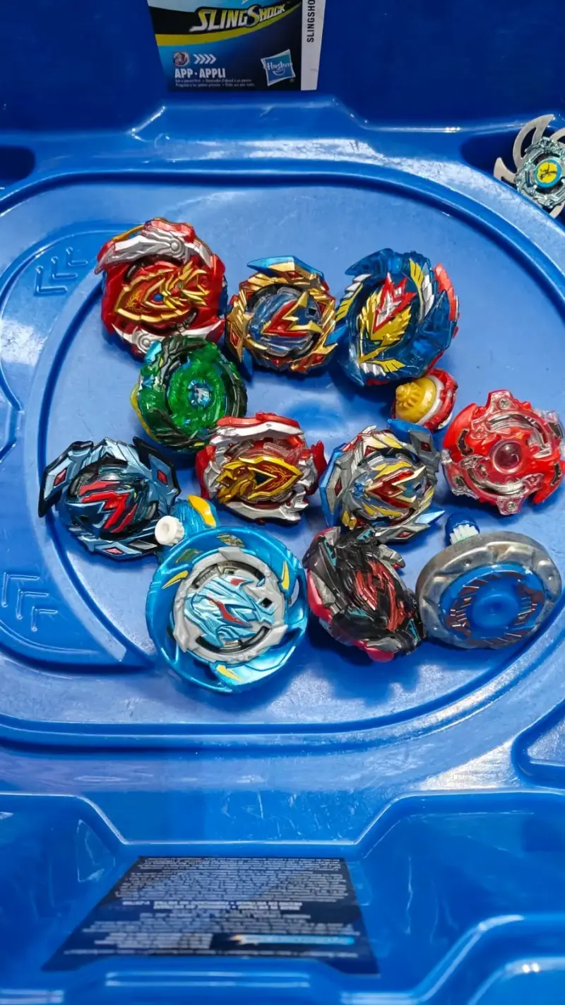 Set de Beyblades con estadio y lanzadores - 2