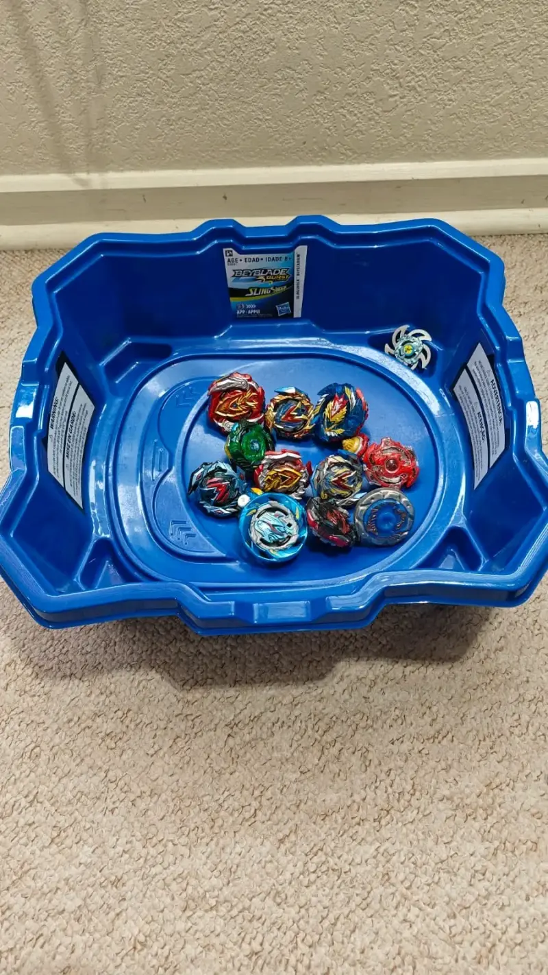 Set de Beyblades con estadio y lanzadores - 4