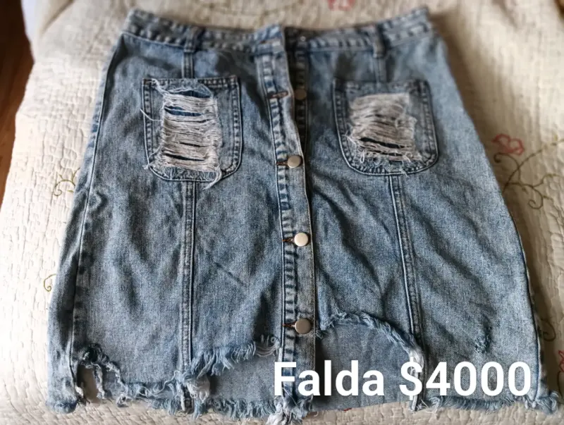 Falda de mezclilla con bolsillos desgastados