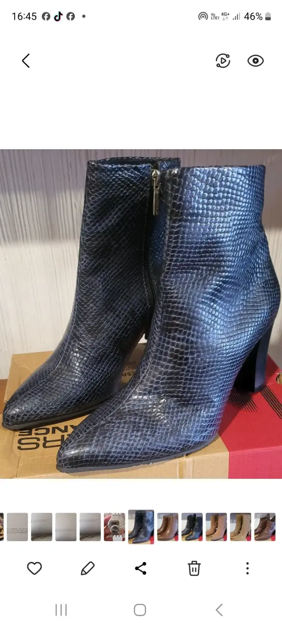 Botines de cuero azul con textura de serpiente