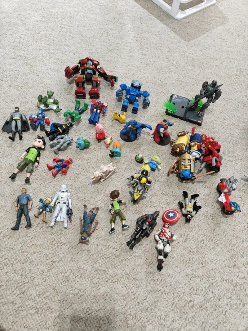 Lote de figuras de acción de superhéroes y personajes animados