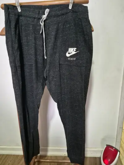 Pantalones deportivos Nike Just Do It gris - miniatura 1