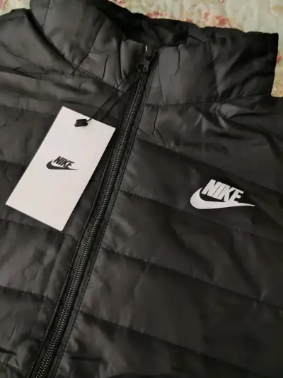 Chaqueta acolchada negra Nike og talla L - miniatura 2