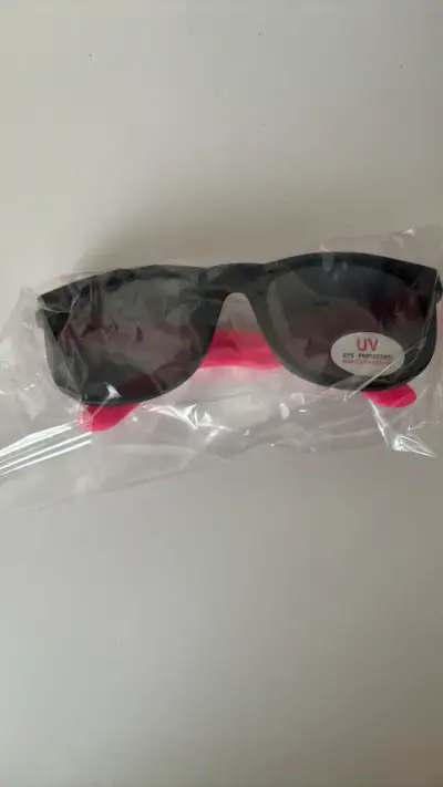 Gafas de Sol nin@ UV Protección Negra y Rosa - miniatura 1