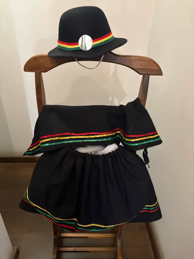 Traje típico con sombrero y falda negra