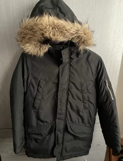 Parka negra con capucha de piel sintética H&M - miniatura 1