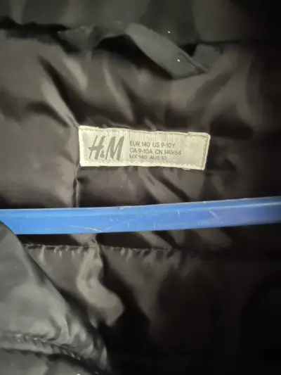 Parka negra con capucha de piel sintética H&M - miniatura 2
