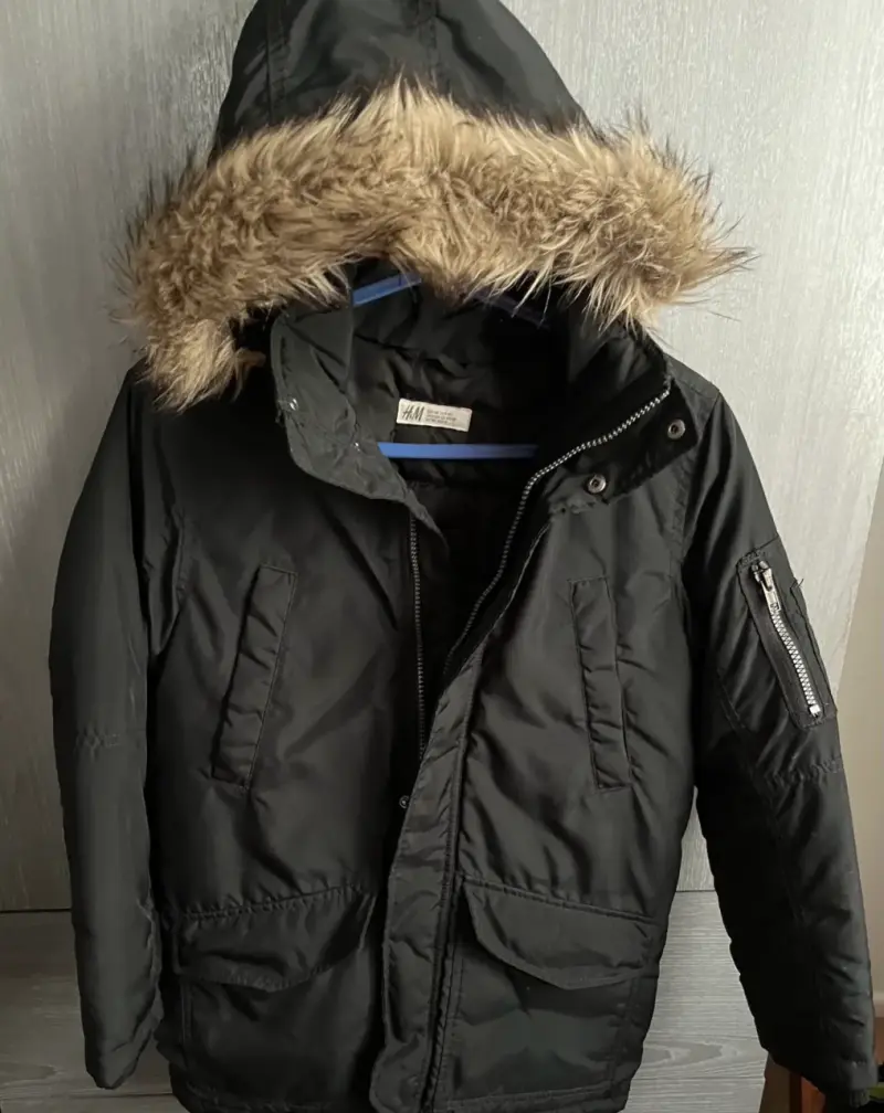 Parka negra con capucha de piel sintética H&M - 3