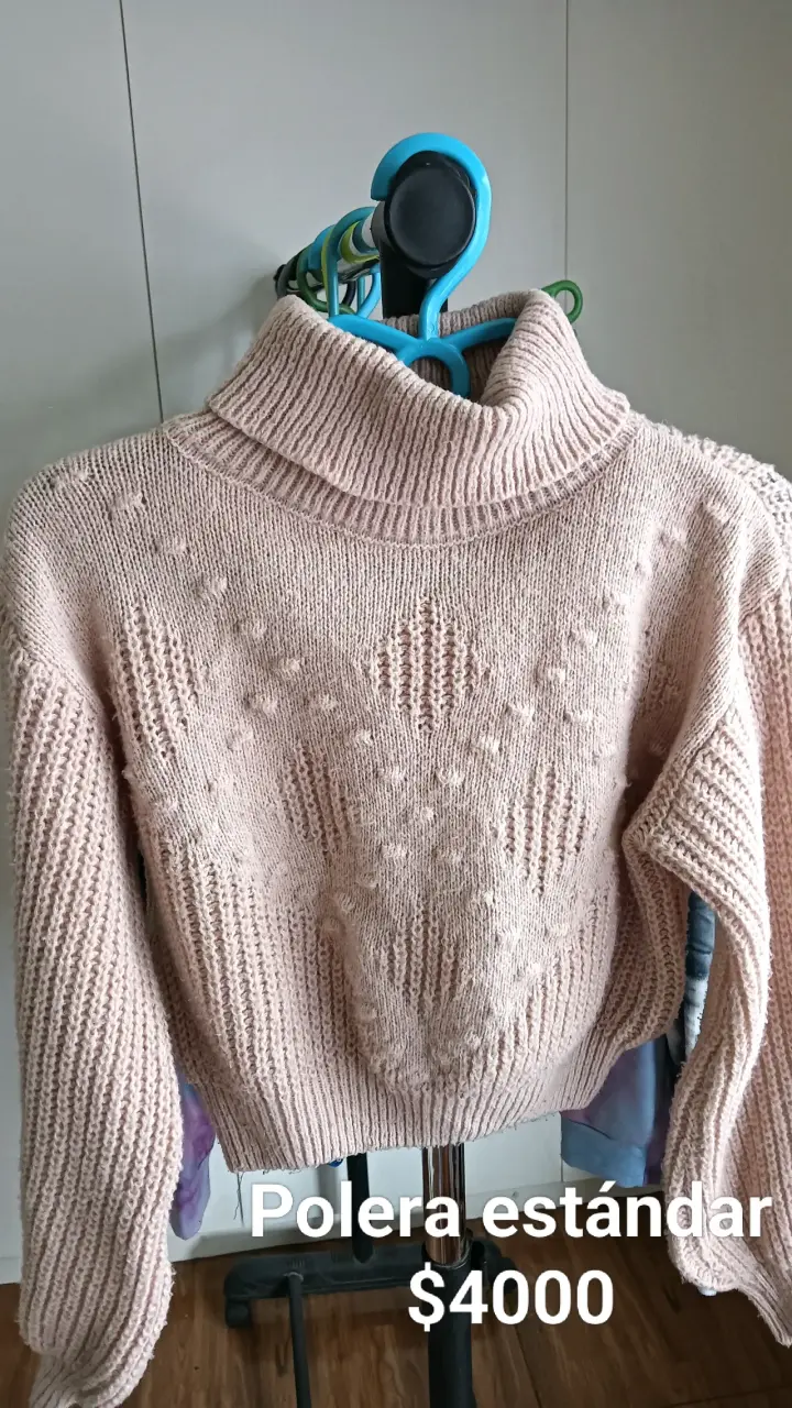 Suéter de punto beige con cuello alto