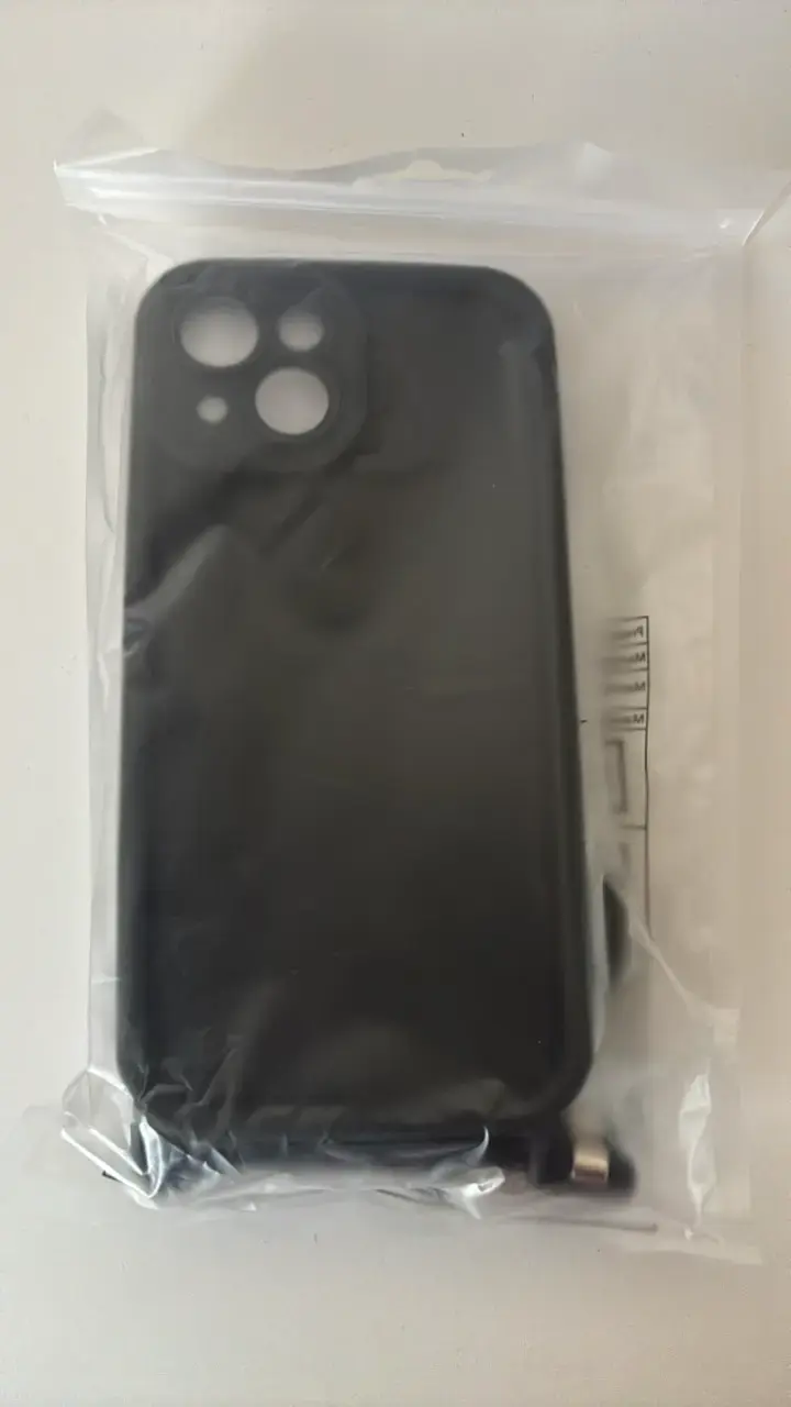 Funda negra con cuerda para iPhone 15 - 1