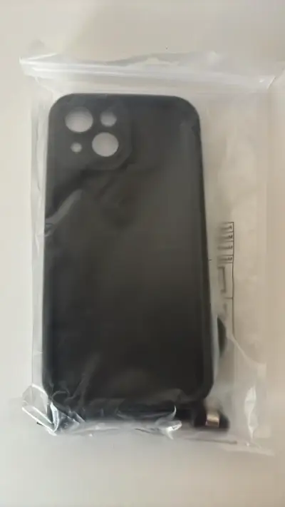 Funda negra con cuerda para iPhone 15 - miniatura 1