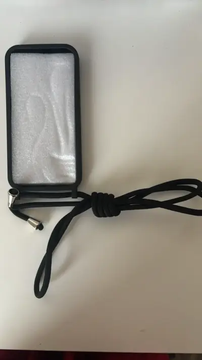 Funda negra con cuerda para iPhone 15 - miniatura 3