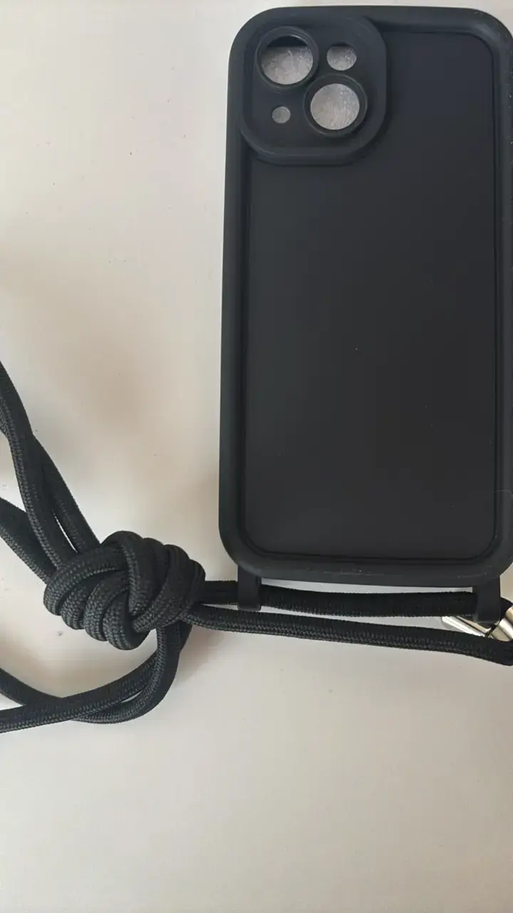 Funda negra con cuerda para iPhone 15 - 4