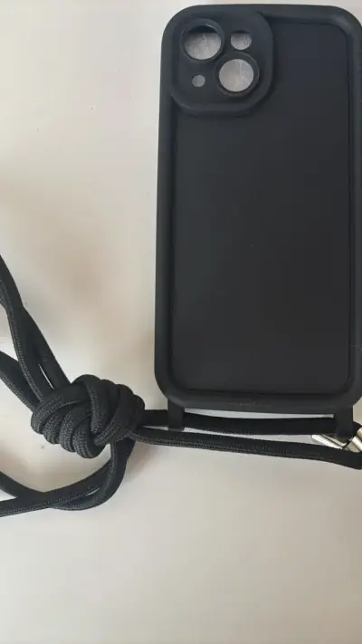 Funda negra con cuerda para iPhone 15 - miniatura 4