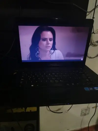 Laptop Samsung con Pantalla de 15 Pulgadas - miniatura 1