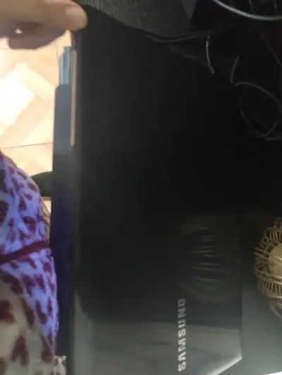 Laptop Samsung con Pantalla de 15 Pulgadas - miniatura 2