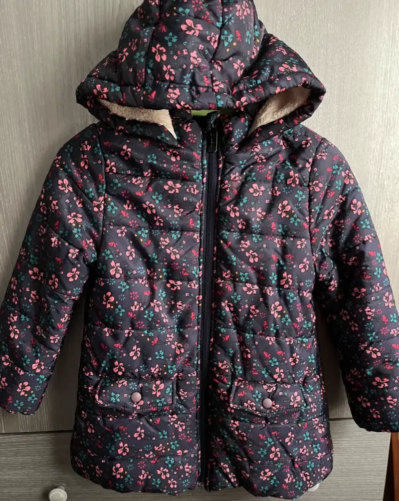 Abrigo infantil con capucha y diseño floral - 1