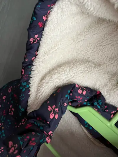 Abrigo infantil con capucha y diseño floral - miniatura 2
